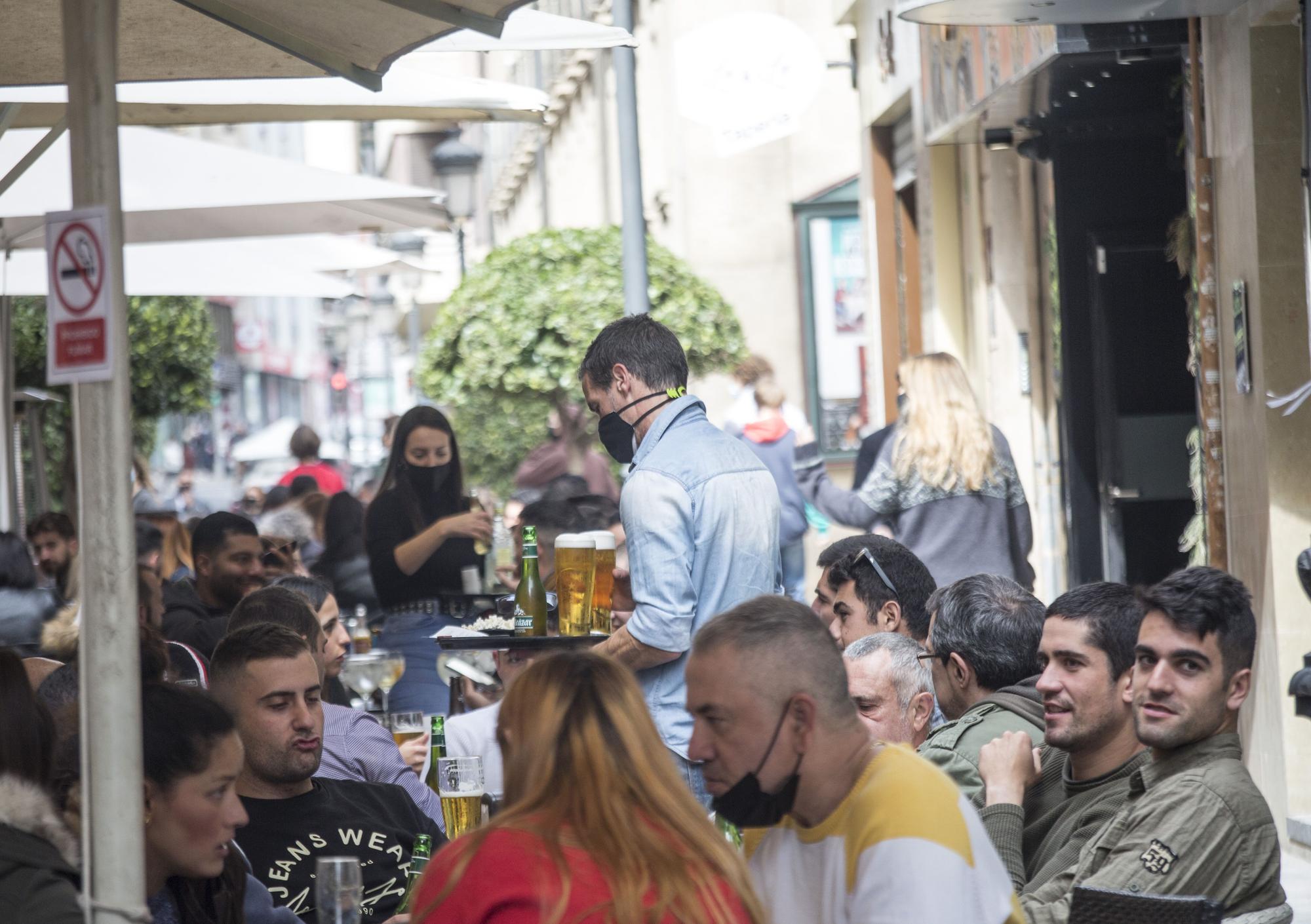 Lleno en las terrazas del centro de Alicante el primer fin de semana de apertura