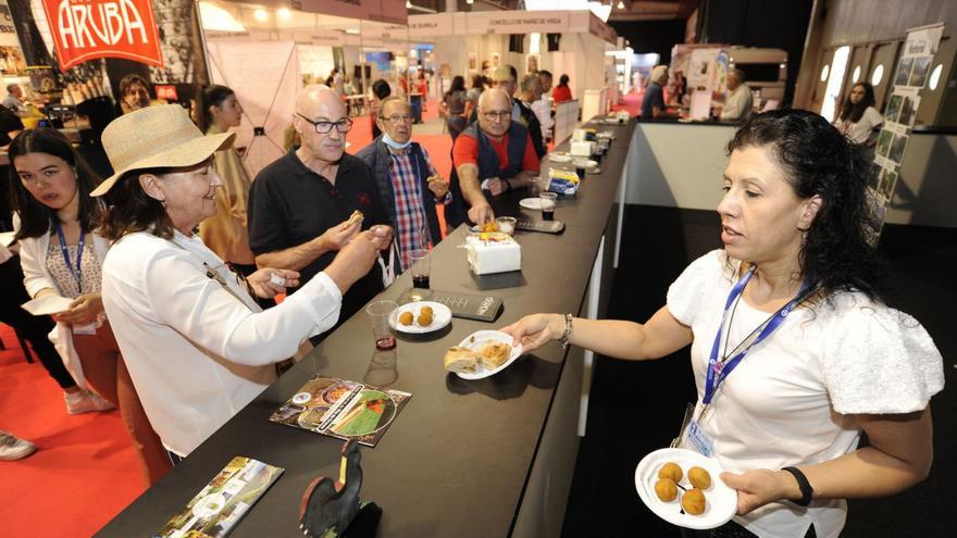 Degustación de gallo de corral de Vila de Cruces, en Festur 2022.