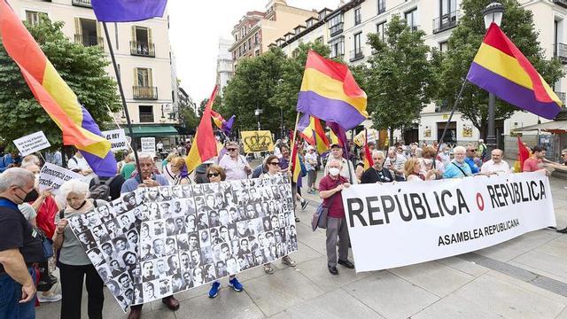 Diverses persones es manifesten amb banderes de la República d’Espanya, en una concentració a Madrid contra el retorn del Rei emèrit a Espanya. | JESÚS HELLÍN / EUROPA PRESS