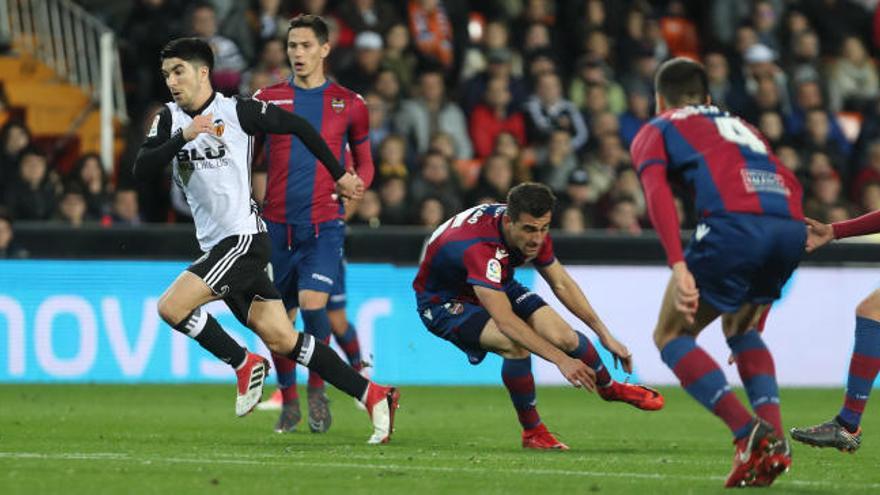 Carlos Soler fabricó el 2-1 del Derbi con una jugada al más puro estilo Messi.