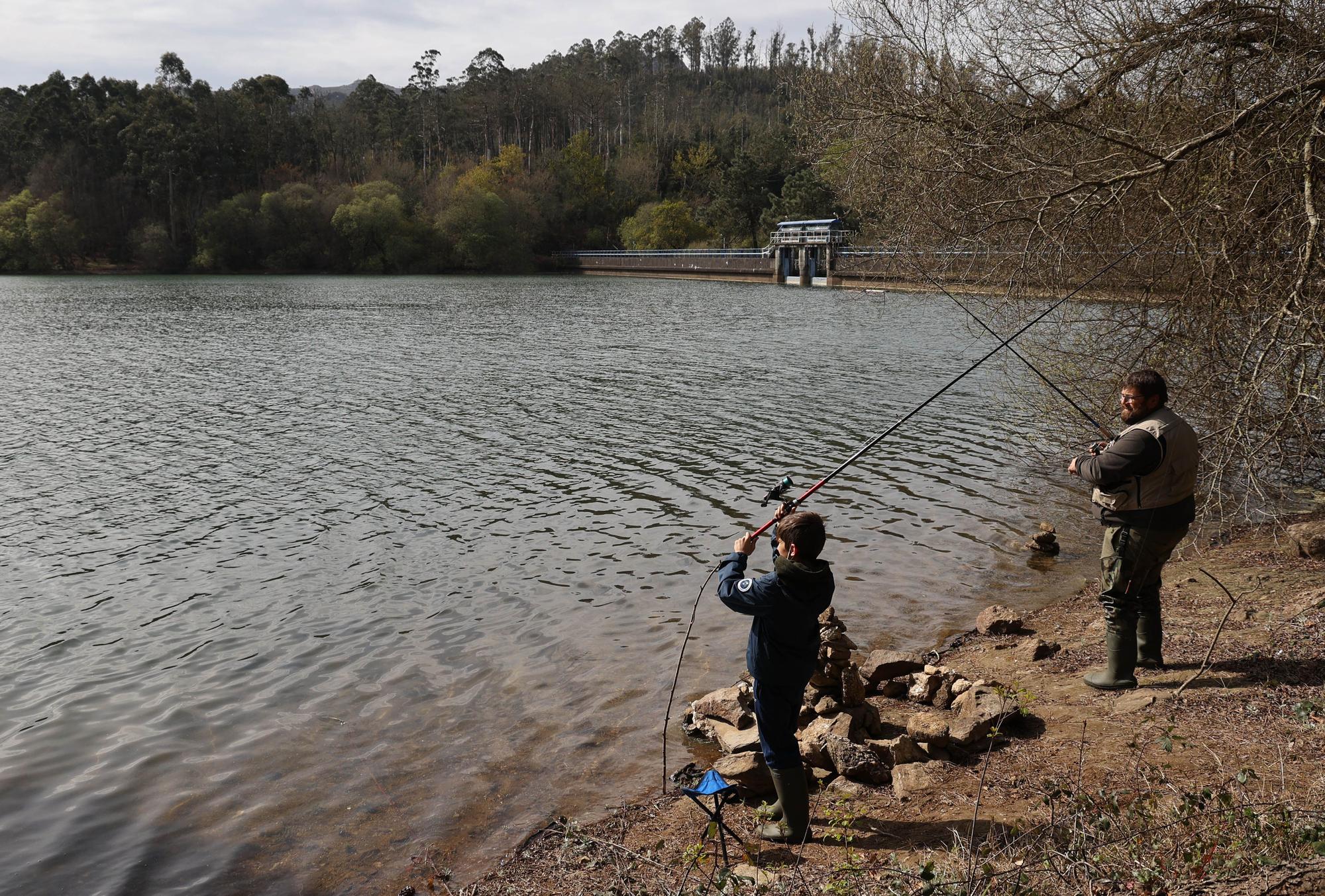 Pescadores de todas las edades se lanzaron ayer a los ríos y embalses gallegos.