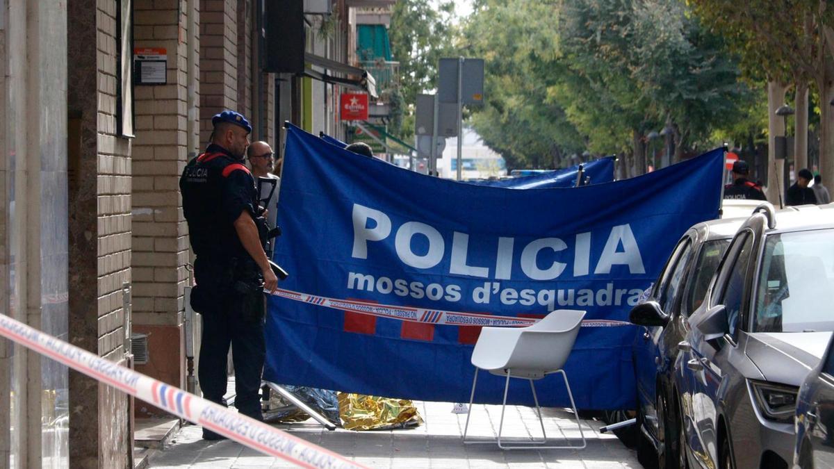 Una lona de la policia tapa la víctima del tiroteig que s'ha produït al carrer Doctora Castells de Lleida