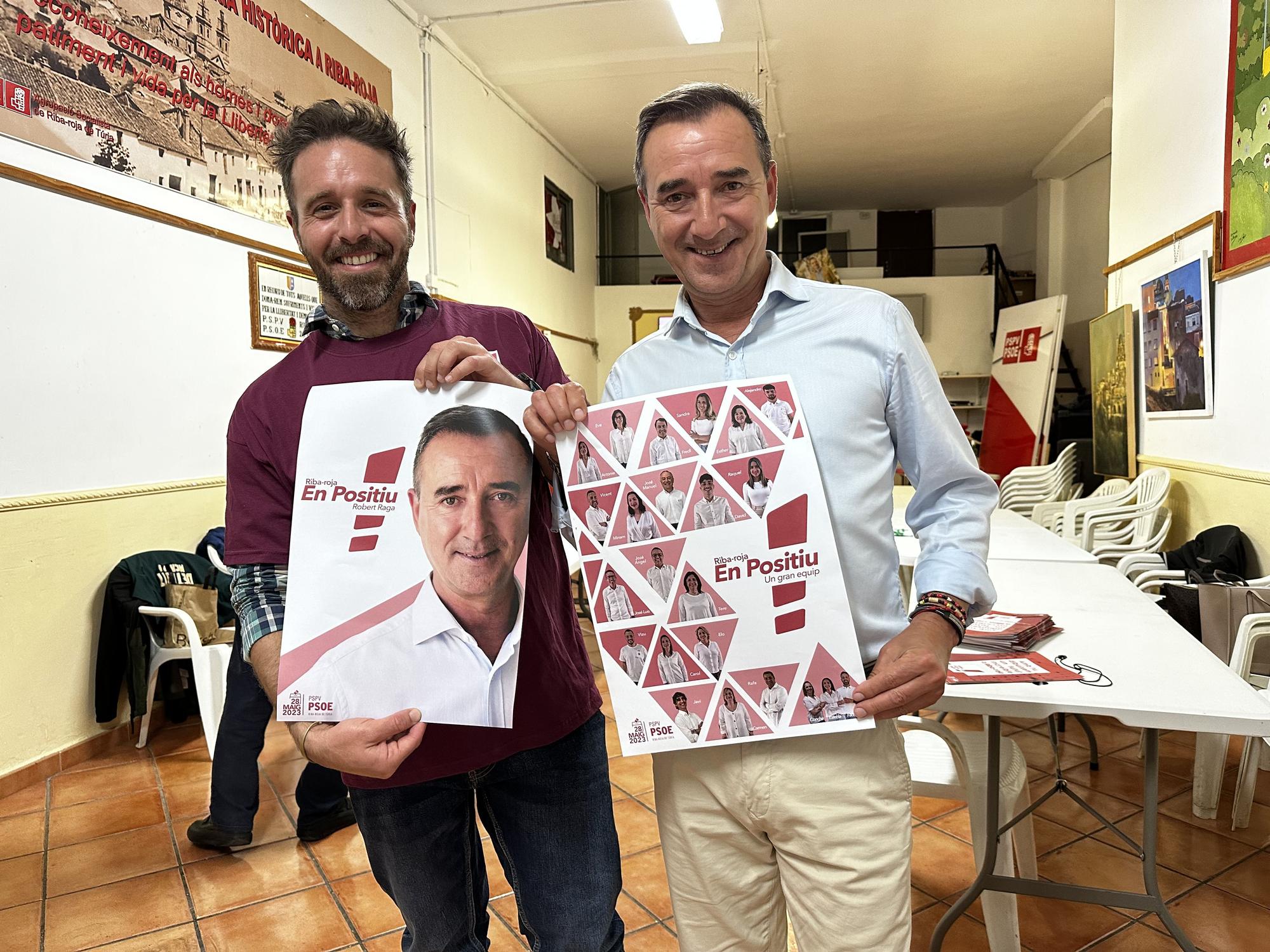 Noche de cuelga de carteles electorales en Camp de Túria