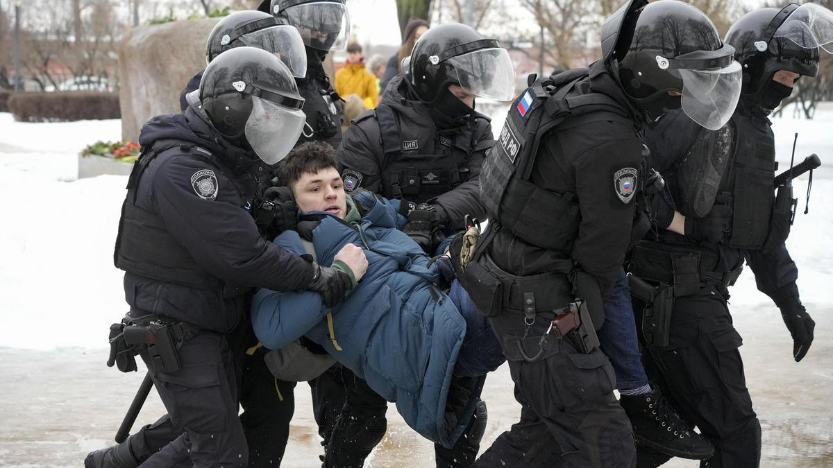 La policía detienía a un hombre que iba a dejar flores en homenaje al opositor Alexéi Navalni, ayer en San Petersburgo.