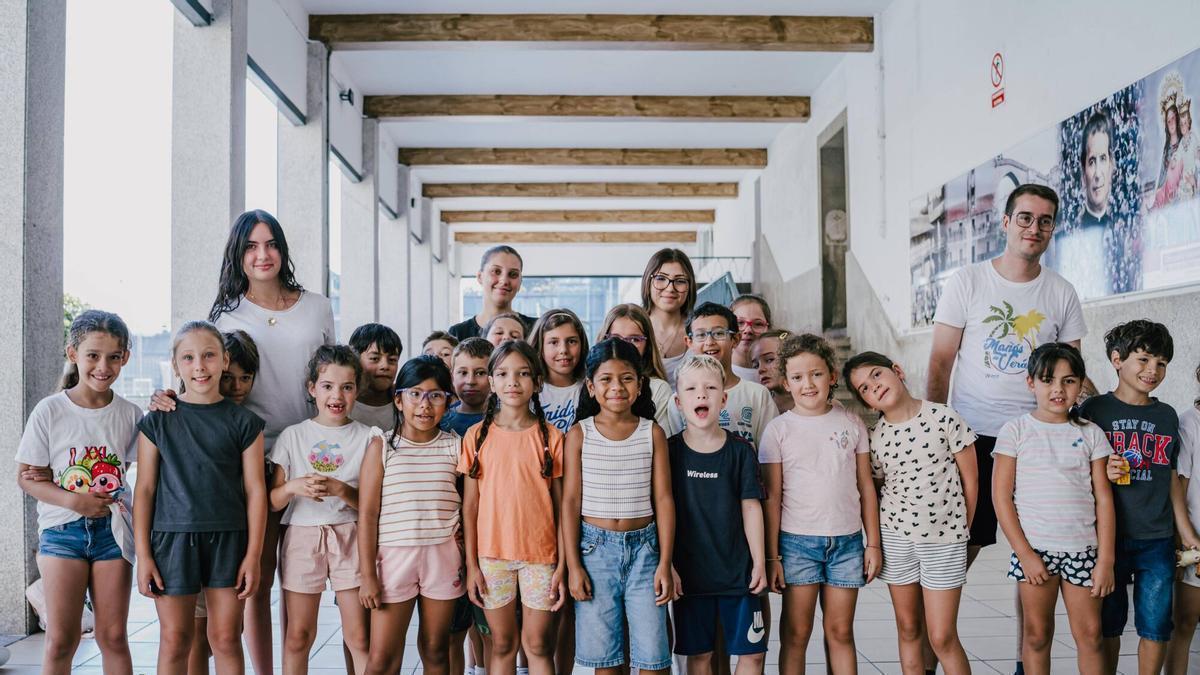 Niños y niñas participantes en las "Mañás de Verán" en la Asociación Xuvenil Amencer