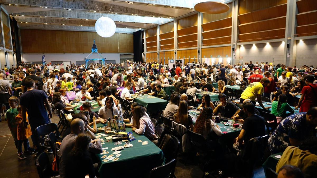 La sala multiusos del Auditorio de Zaragoza llena de ciudadanos jugando.