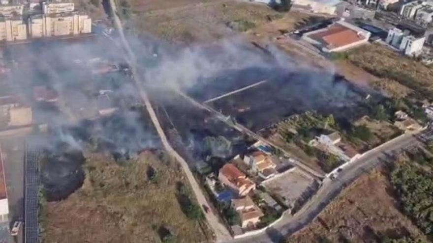 El incendio de Dénia desde el aire: ha saltado la Vía Verde y ha rodeado casas y llegado al muro perimetral de las urbanizaciones