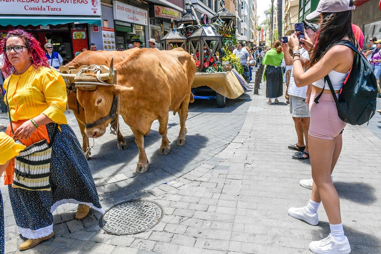 Una romería con bikini en Las Palmas de Gran Canaria