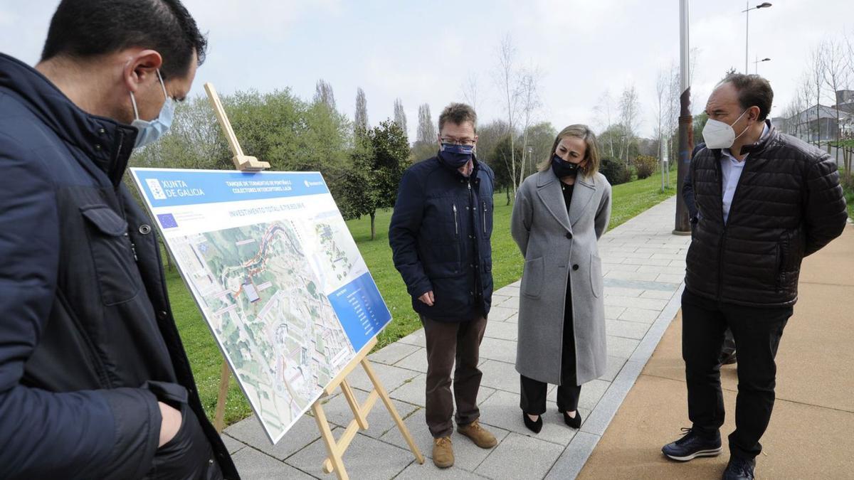 Ethel Vázquez y José Crespo observan una infografía del proyecto en el Pontiñas. |  // BERNABÉ/JAVIER LALÍN