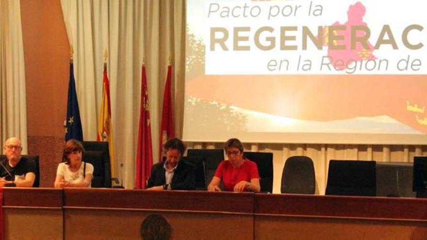 El profesor de la UMU Pepe Belmonte, durante la presentación de &#039;Pacto por la Regeneración en la Región de Murcia&#039;.