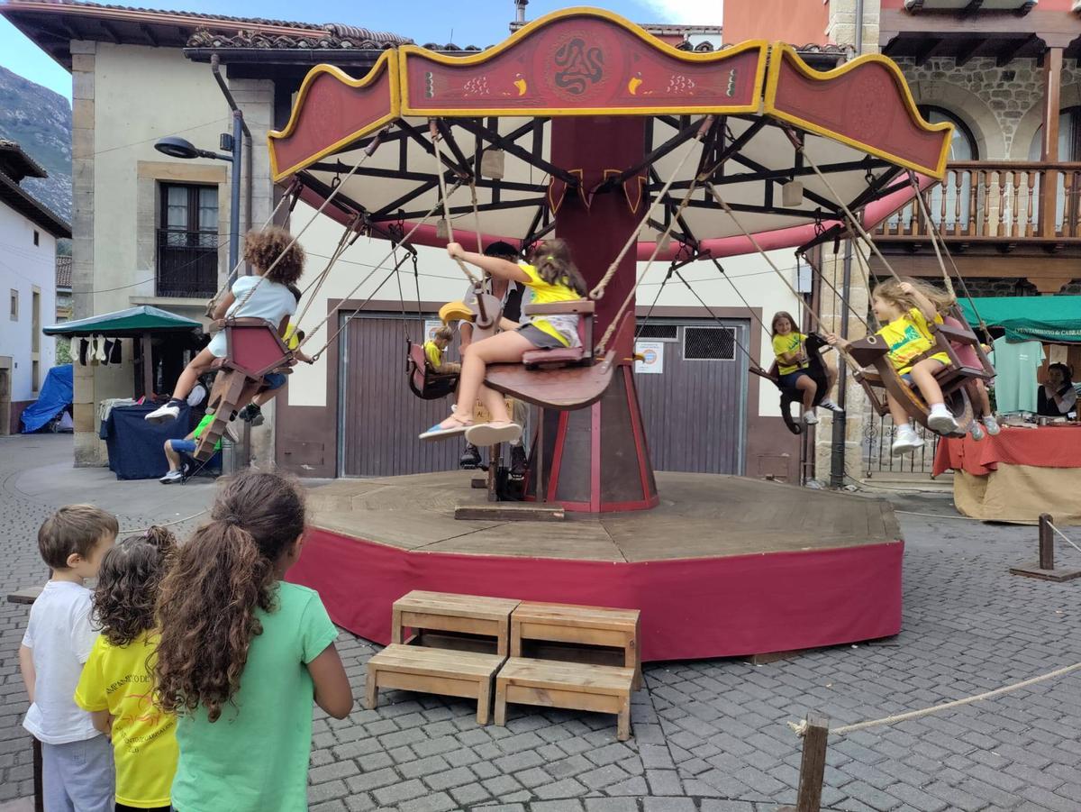 El carrusel de Noldi Visser, este miércoles, en el Marcáu tradicional de Arenas.