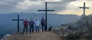 La ermita de Alba, en Quirós, estrena la renovación de sus cruces de madera