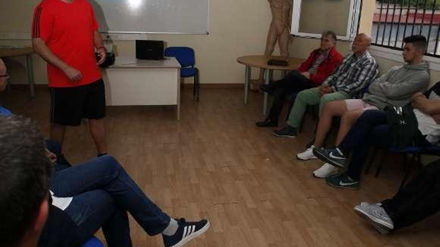 Nacho Azpiazu, durante la reunión con los entrenadores.