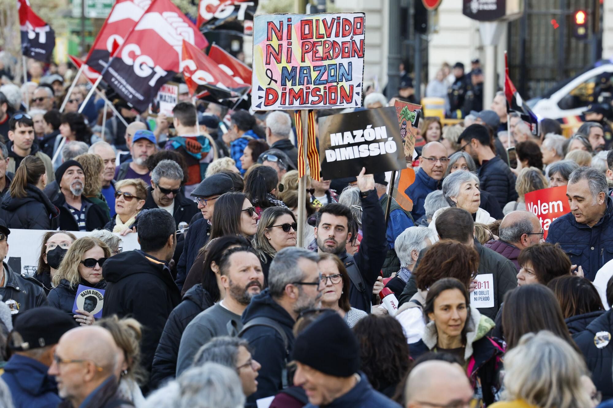 VALENCIA, 29/03/2025.- Sexta manifestación en la ciudad de València para reclamar la dimisión del president de la Generalitat Valenciana, Carlos Mazón, por su gestión de la dana del pasado 29 de octubre, este sábado, día en que se cumplen cinco meses de la catástrofe. EFE/ Ana Escobar