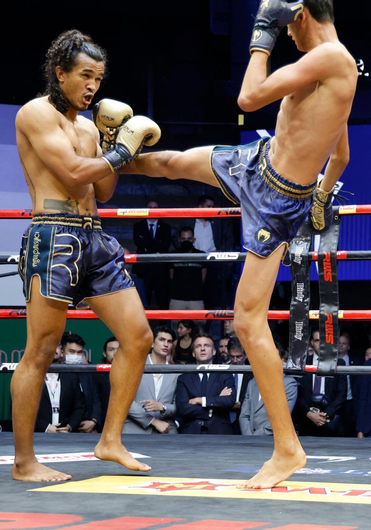 Macron visita un centro de Muay thai en Bangkok