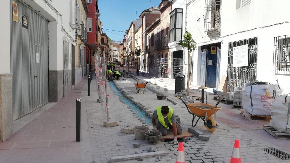 Estado actual de las obras de arreglo de la calle Álamos en Lucena.