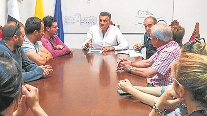 El alcalde de Coria busca soluciones a la apertura de los chiringuitos