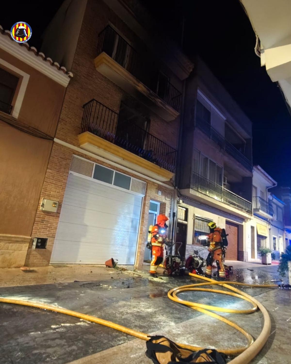 Una pareja es salvada por la Policía Local y vecinos en un incendio declarado en l'Alcúdia de Crespins