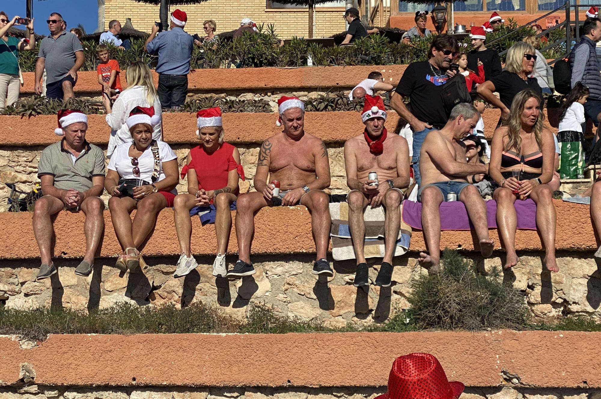Los residentes europeos celebran la Navidad con un chapuzón y barbacoas en La  Zenia, Orihuela Costa - Información