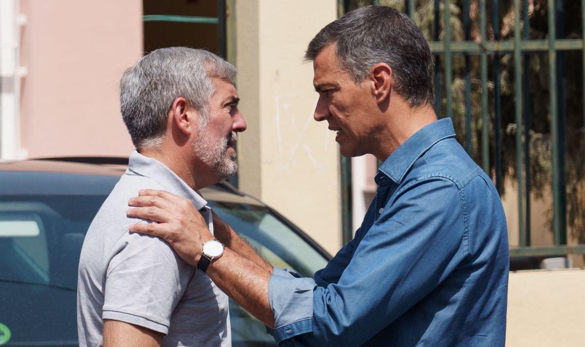 Fernando Clavijo (i) y Pedro Sánchez durante un encuentro que mantuvieron en 2023.