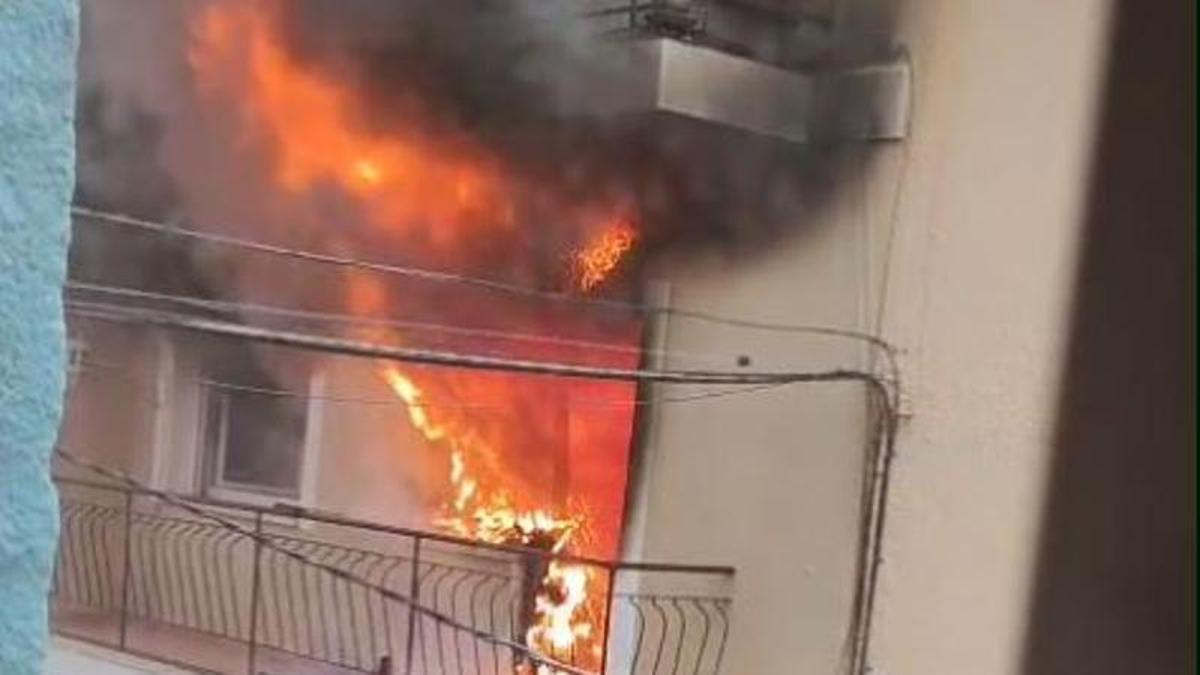 Alarma en Dénia: así salían las llamas y el humo por el balcón del piso devorado por el fuego (vídeo)