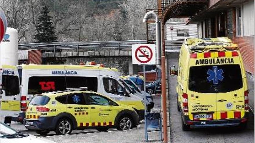 Un VIR i una ambulància, a l&#039;entrada d&#039;Urgències de l&#039;hospital Josep Trueta, en una imatge d&#039;arxiu.