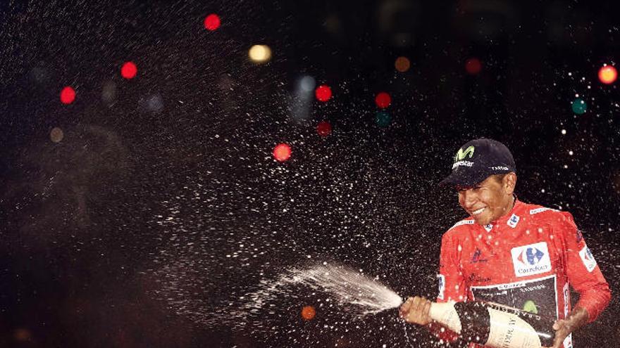 Nairo Quintana, ciclista colombiano de Movistar, celebra, ayer, su victoria en la general de la Vuelta a España 2016.