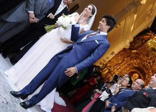 El extorero Francisco Rivera y la abogada Lourdes Montes han contraído matrimonio eclesiástico hoy en el barrio sevillano de Triana, en una ceremonia que ha tenido lugar en la Capilla de Los Marineros, sede de la Hermandad de la Esperanza de Triana,