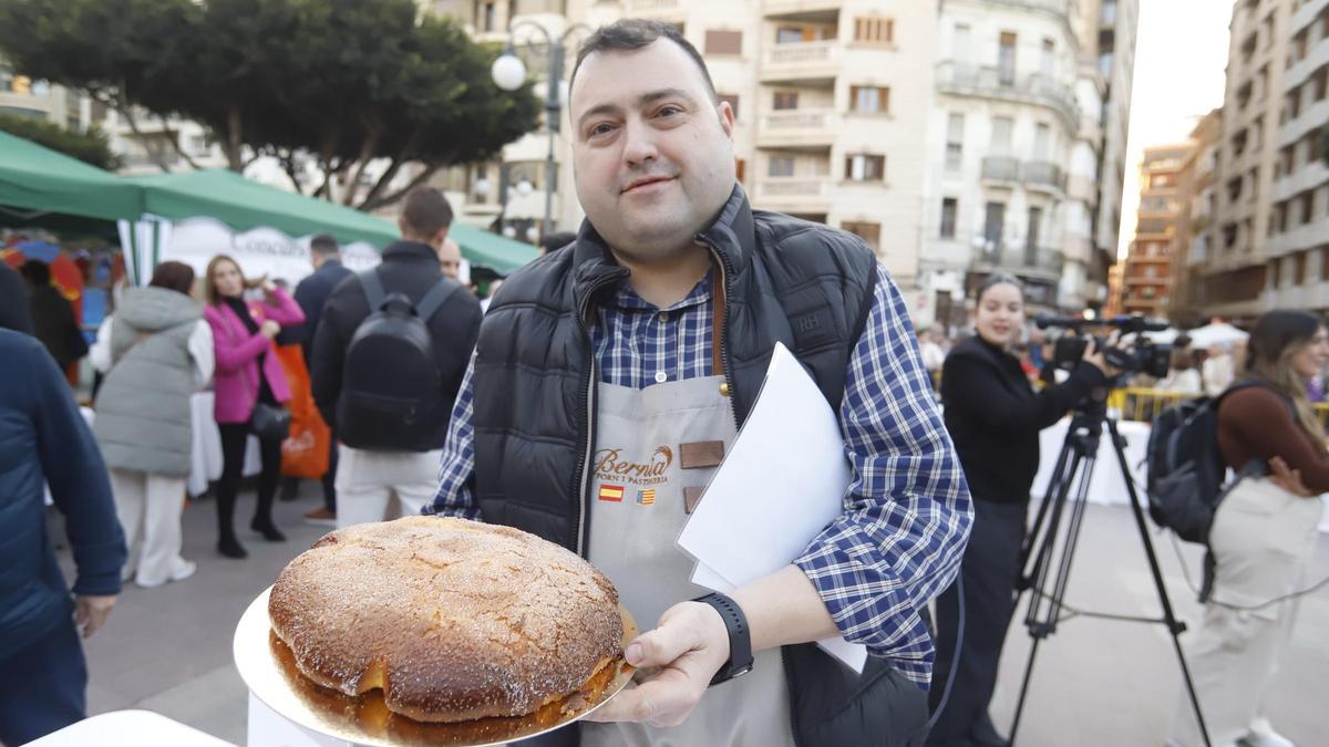 David Bernia junto a la "reganyà" ganadora.