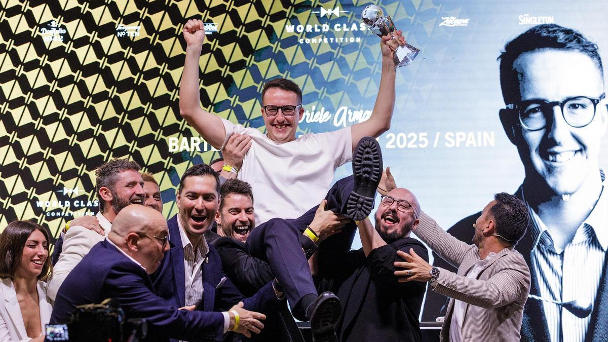 Gabriele Armani (Paradiso) es manteado tras convertirse en el Mejor 'Bartender' de España 2025.