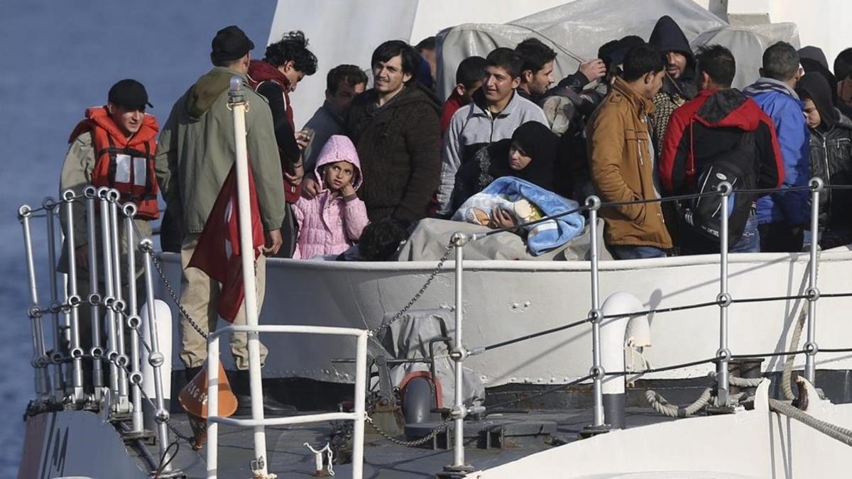 Refugiados llegan al puerto de Dikili, en Esmirna (Turquía), este miércoles.