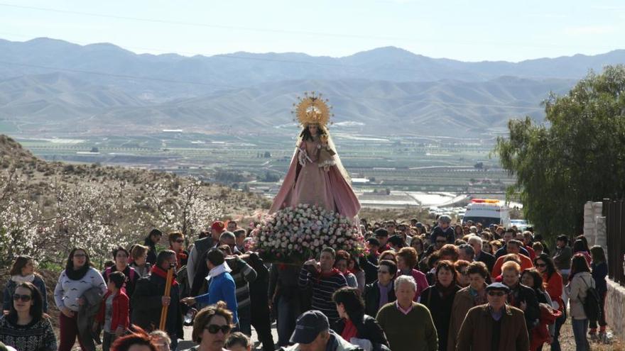 Vecinos de todas las edades se reúnen cada año en torno a  la imagen de la Virgen de la Salud.