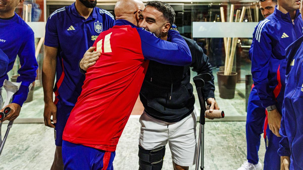 Dani Carvajal es abrazado por Luis de la Fuente en la concentración de la selección española el día antes de ser operado.