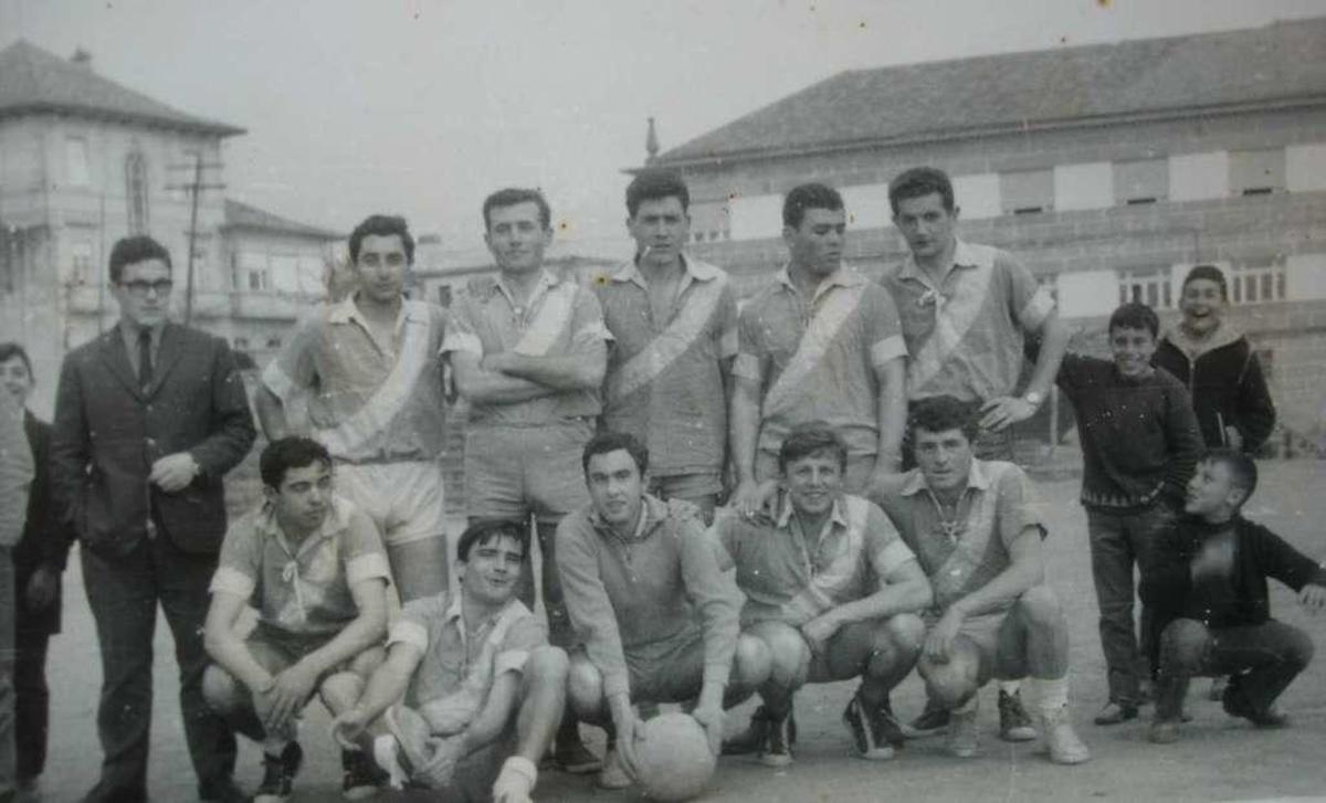 José Antonio es el tercero por la izquierda con el equipo del Rápido de Bouzas.