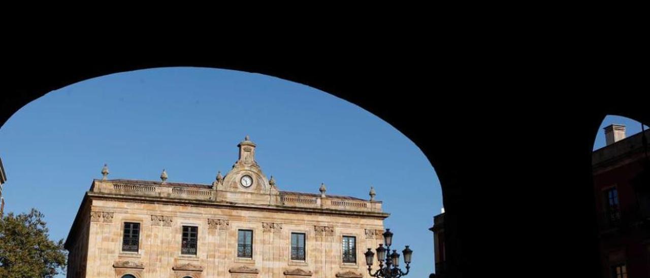 El Ayuntamiento, desde un acceso a la plaza Mayor.