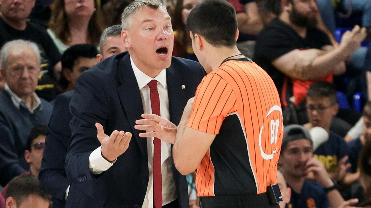 Saras discute con un colegiado durante el partido ante el Fuenlabrada