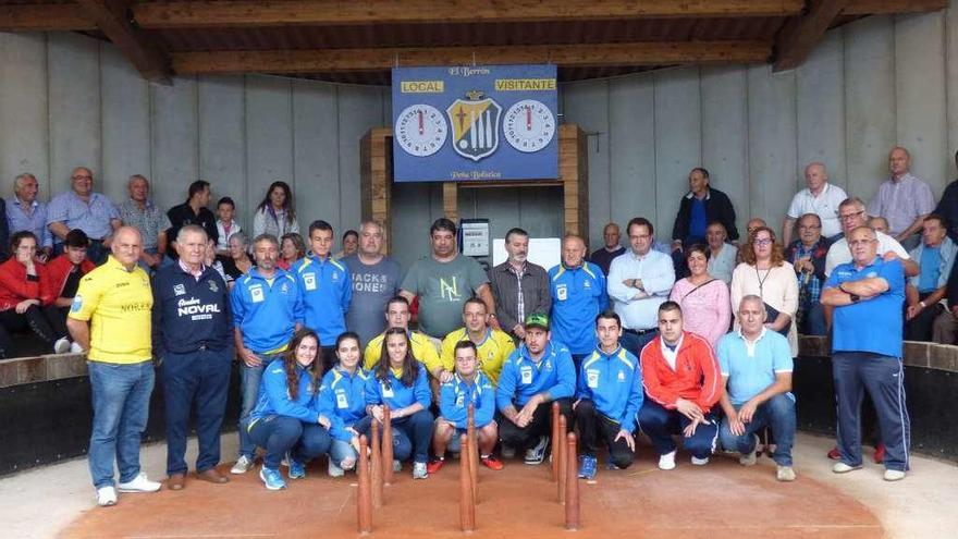 Foto de familia antes de disputarse la partida de exhibición en la nueva bolera de El Berrón.