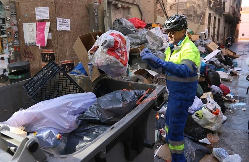 Limasa ya recoge la basura del centro de Málaga