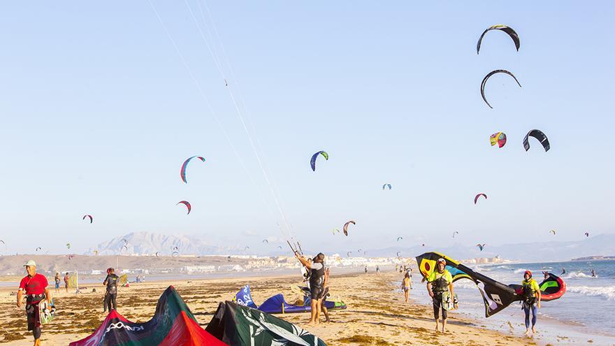 Practicant el kitesurf a Tarifa