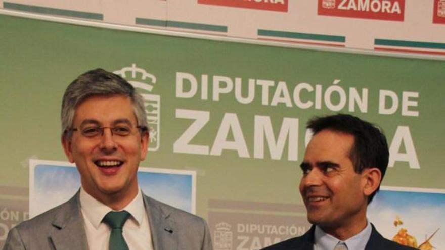 Javier Díaz y Gaspar Corrales sostienen el cartel de la edición 2012.