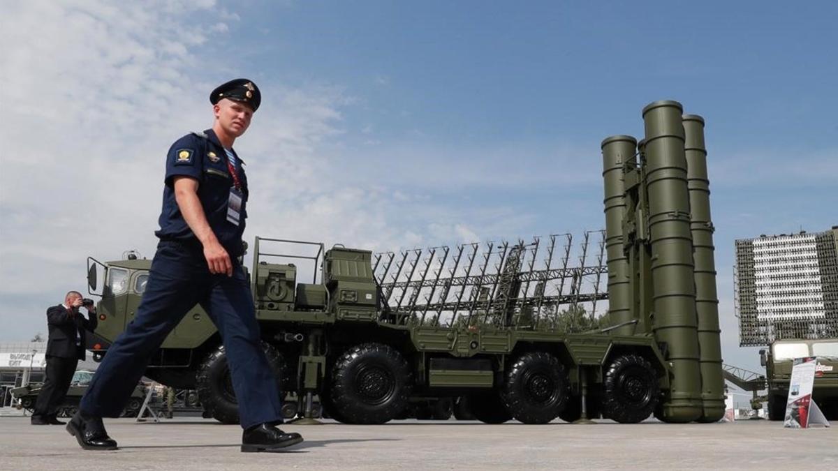 Un militar ruso pasa ante un misil S-400 Triumph en unas instalaciones estatales a las afueras de Moscu.