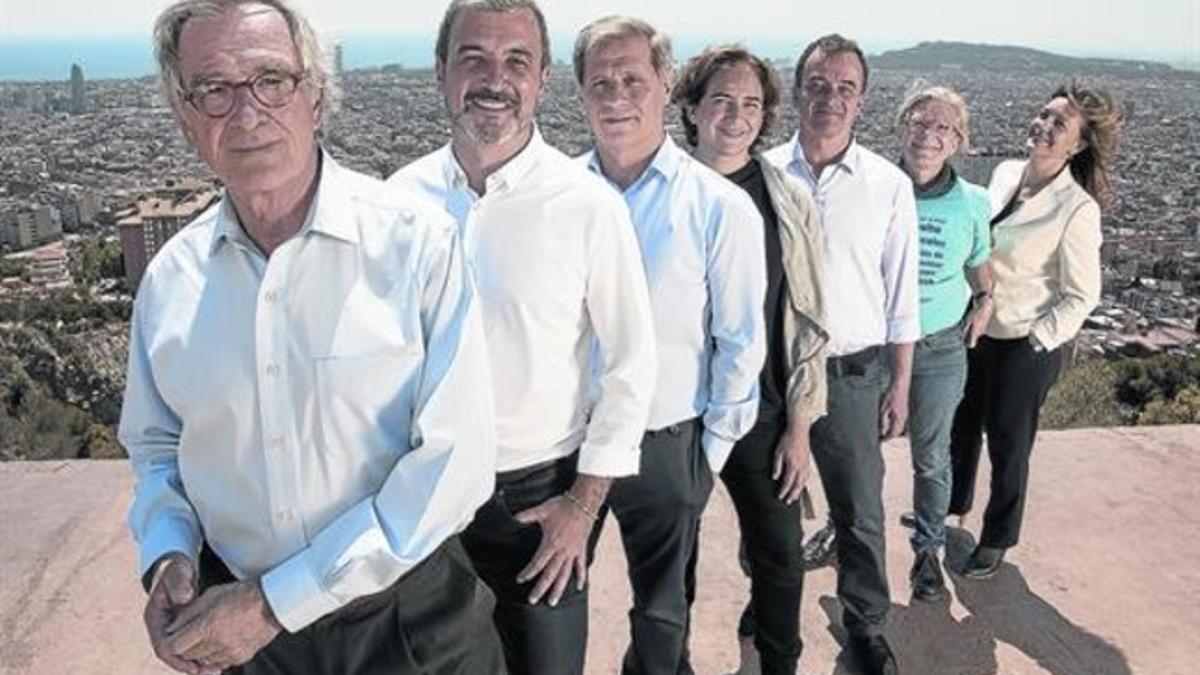 Trias, Collboni, Fernández Díaz, Colau, Bosch, Lecha y Mejías, en el Turó de la Rovira, ayer.