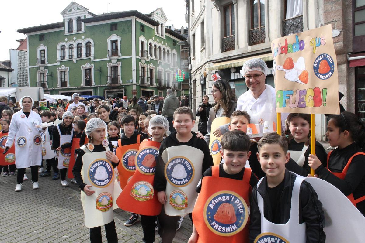 Así fue el divertido y pasacalles de Carnaval del colegio Virgen del Fresno en el mercado