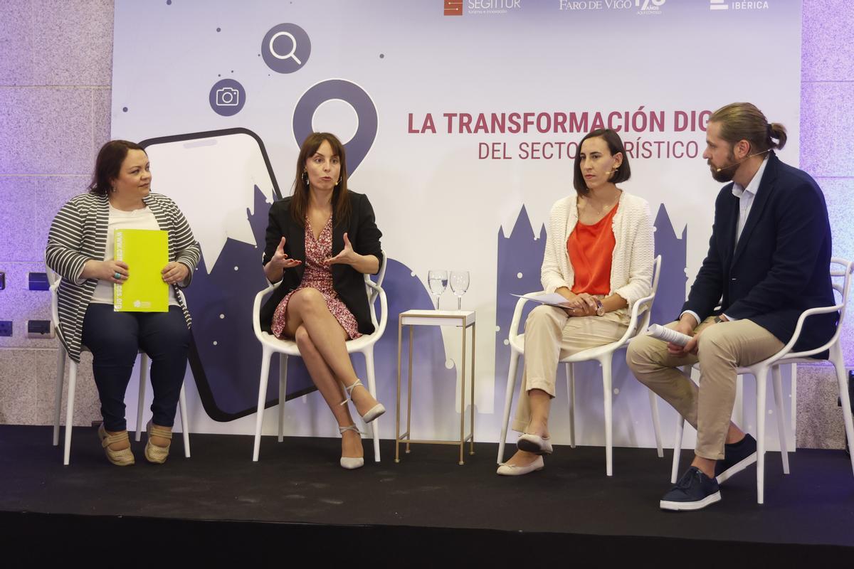 Ana L. Iglesias, Diputada de Turismo; y Fátima Cachafeiro y Socorro Pernas, en representación de las mancomunidades.