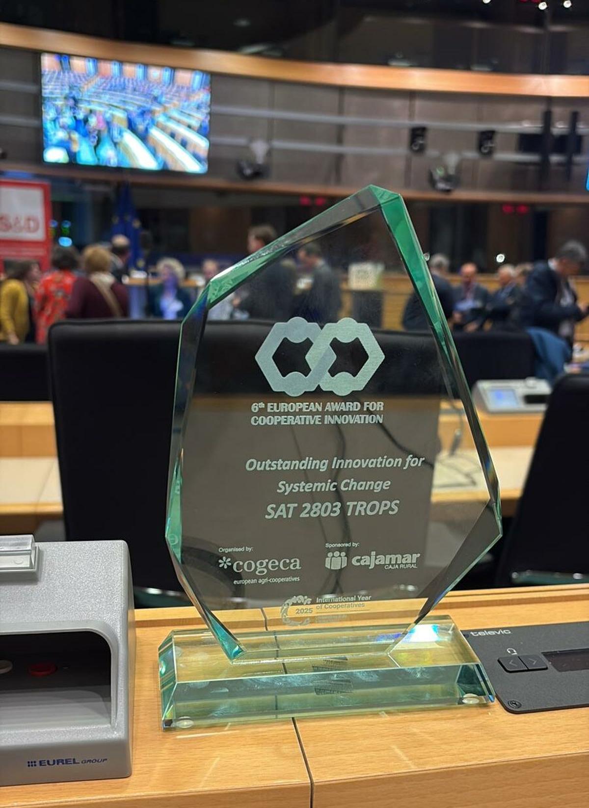 Imagen del premio recibido por Trops.