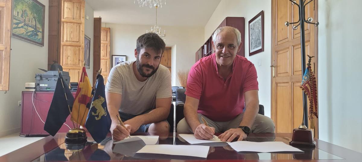 Juanra Espí (derecha) junto a Cristian Verdú (Compromís), en la firma del pacto de gobierno en 2023.