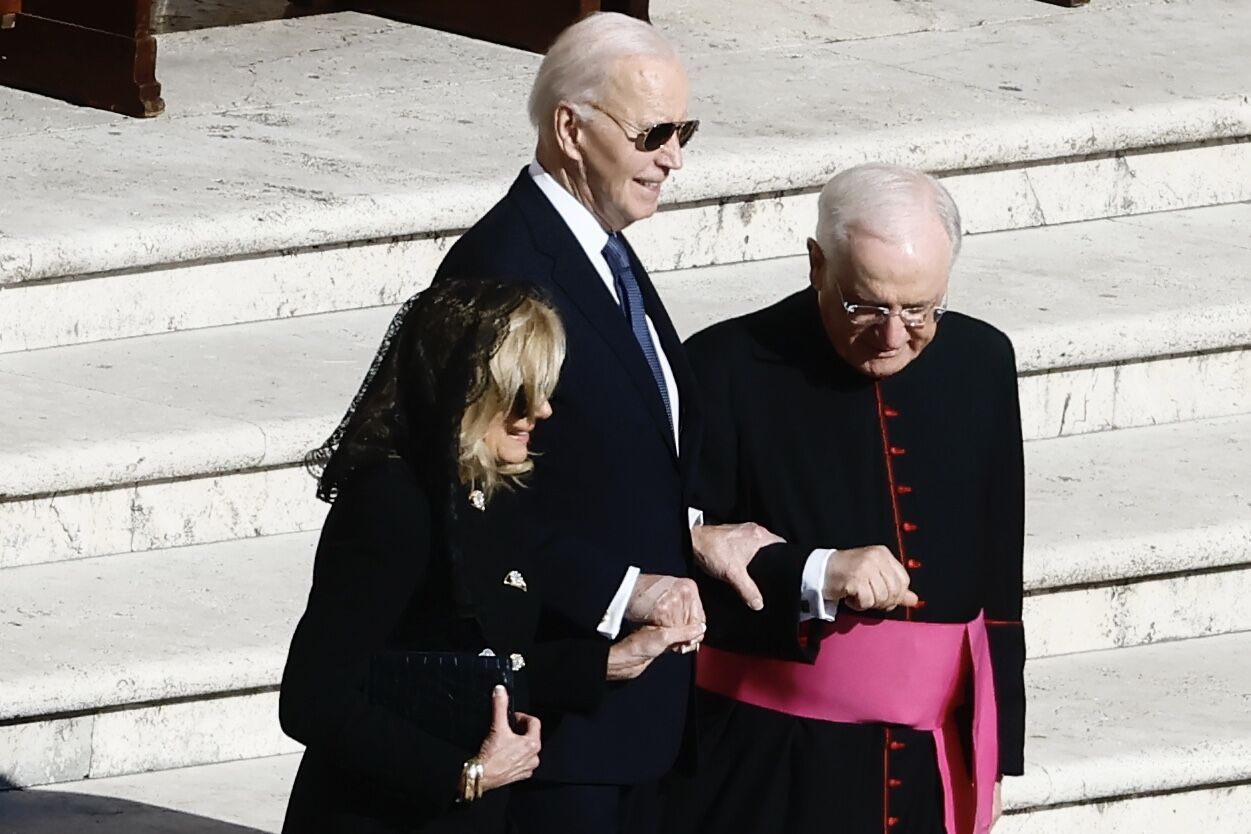 Joe Biden, la first lady Jill e monsignor Leonardo Sapienza in Piazza San Pietro in occasione del funerale di Papa Francesco  - Città del Vaticano - Sabato 26 Aprile 2025 - Cronaca - (foto di Cecilia Fabiano/ LaPresse) Joe Biden, first lady Jill and Leonardo Sapienza in St. Peter's Square on the occasion of the funeral of Pope Francis - Vatican City - Saturday , April 26 ,2025 - News - (photo by Cecilia Fabiano/LaPresse)