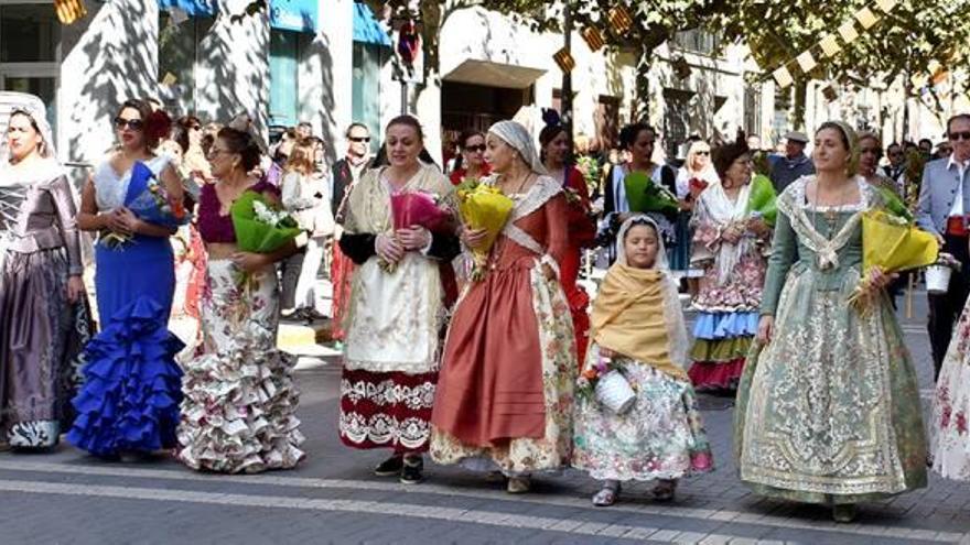 La Ofrenda Floral puso ayer el colofón a los Moros y Cristianos de las Fiestas de los Heladeros.