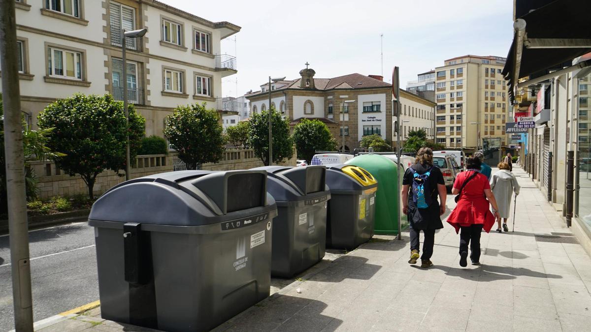 Colectores de lixo na zona do Ensanche de Santiago de Compostela