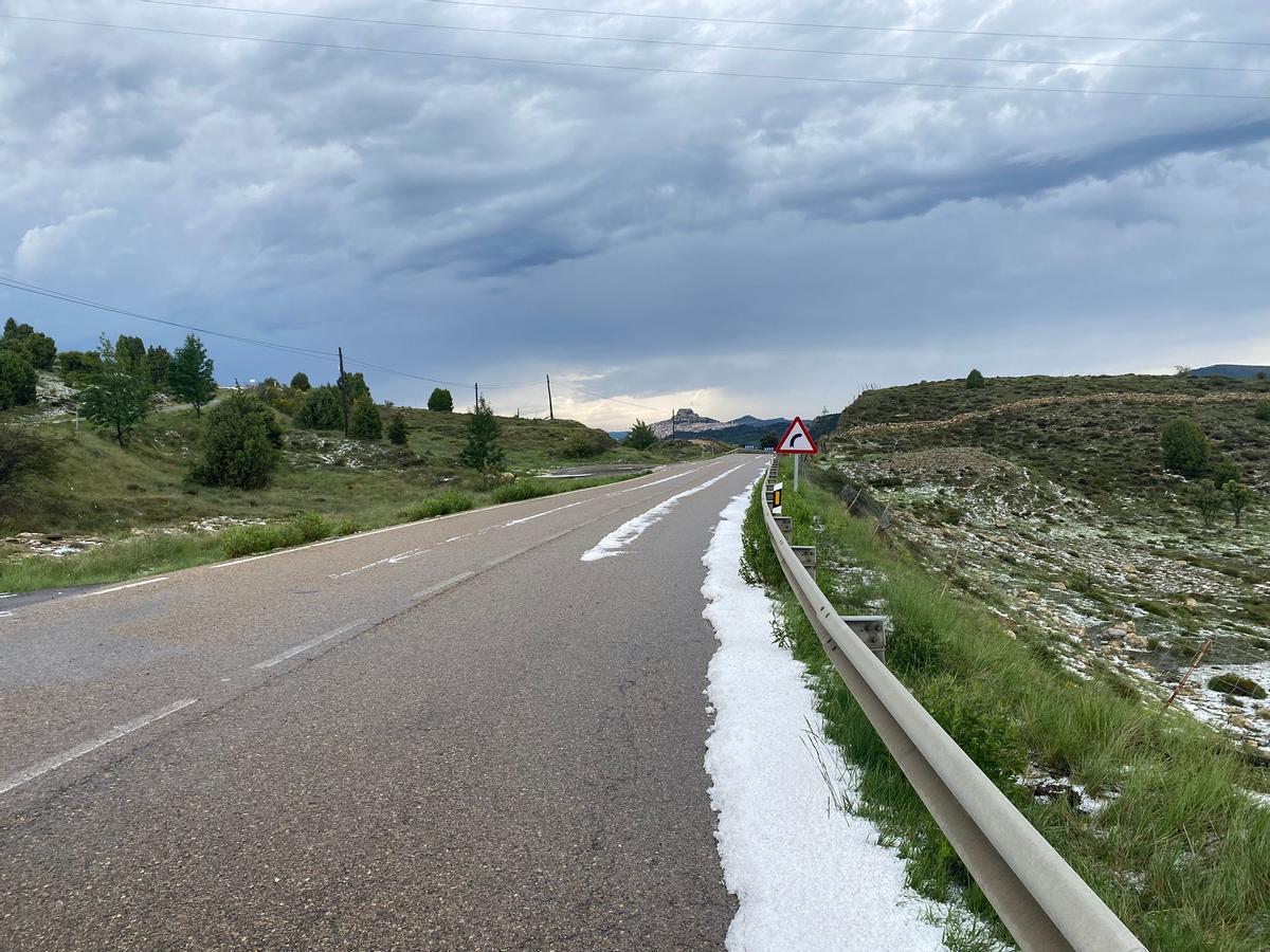 El granizo acumulado en la carretera en Morella